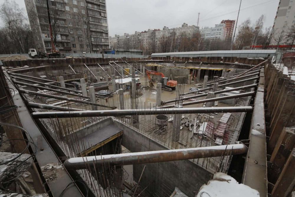 Устройство ограждения из шпунта Ларсена методом вибропогружения на объекте строительства административного здания